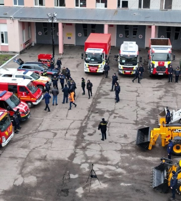 Житомирські рятувальники показали техніку, яка працює на ліквідації наслідків ракетних обстрілів армією РФ