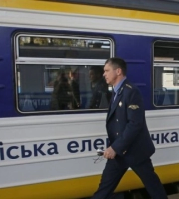 У Київській міській електричці запрацювала оплата банківською карткою: список станцій