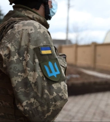 Військовий зіграв на піаніно під час вибухів у Бахмуті: зворушливе відео