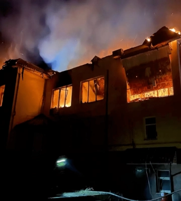У Дніпрі пожежа охопила двоповерховий будинок (ВІДЕО)