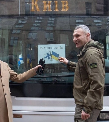 Київ отримав від фінського Тампере три автобуси з гуманітарною допомогою