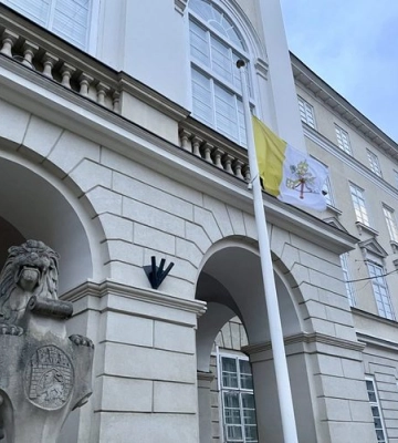 У Львові перед Ратушею вирішали прапор Ватикану