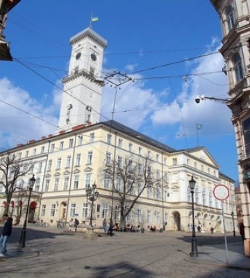 У Львові перед Ратушею вирішали прапор Ватикану