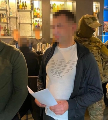 «Кришували» нелегальний збут електронних сигарет. СБУ затримала на Закарпатті посадовця БЕБ та місцевого депутата