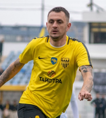 Не затримався надовго. Досвідчений півзахисник залишив Буковину