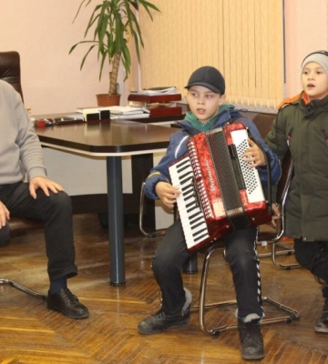 На Одещині двоє дітей збирають кошти для ЗСУ, граючи на акордеоні