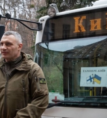 Киев получил от финского города пассажирские автобусы и гуманитарную помощь
