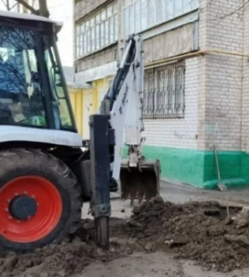 В окупованому місті Запорізької області росіяни риють вогневі позиції прямо у дворах будинків - фото