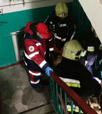 Рятувальники Київщини винесли з палаючої квартири жінку та врятували ще одну людину