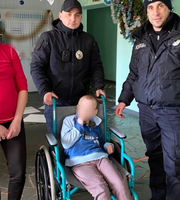 Поліцейські Мирогощанської громади знайшли для сім’ї переселенців візок для дитини з інвалідністю