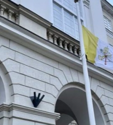 Перед Ратушею вивісили прапор Ватикану з приводу поховання Папи-емерита Бенедикта XVI