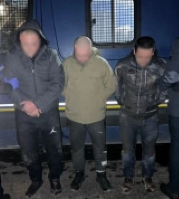 Закарпатські поліцейські затримали групу зловмисників, які обкрадали автомобілі ужгородців