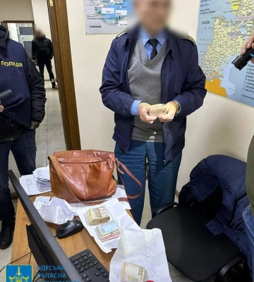 Сотрудника Одесской таможни поймали на получении взятки за беспрепятственное оформление партии генераторов и аккумуляторов