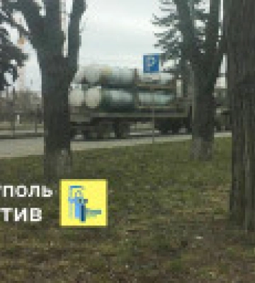 Окупанти вже третій день поспіль перекидають в Маріуполь військову техніку та засоби ППО