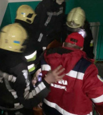У Білій Церкві рятувальники винесли з палаючої квартири жінку та встигли врятувати ще одну людину