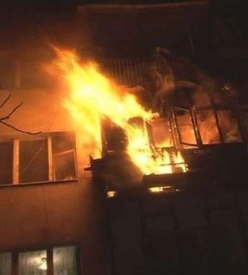 У Запоріжжі з палаючої багатоповерхівки врятували чоловіка