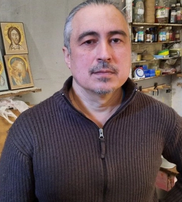 У Миколаєві художник створює мініатюри з янголами та пише ікони
