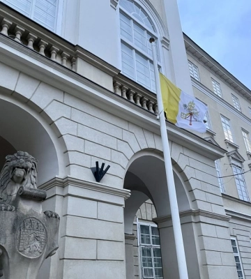 У Львові перед Ратушею вирішали прапор Ватикану