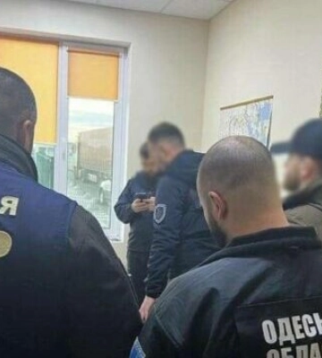 Схема на генераторах і акумуляторах: на Одещині викрили митника