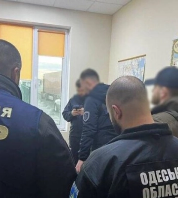 Гроші під плінтусами і в туалеті: викрито масштабну схему махінацій на Одеській митниці