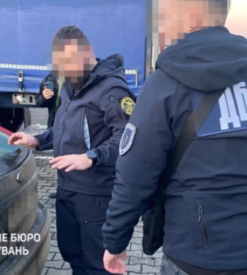 На Одеській митниці викрили корупційну схему - без хабарів не пропускали навіть генератори