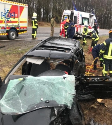 Чоловіка затиснуло всередині авто: подробиці автотрощі у Луцькому районі