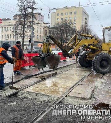 У Дніпрі замінили трамвайні рейки на проблемному перехресті