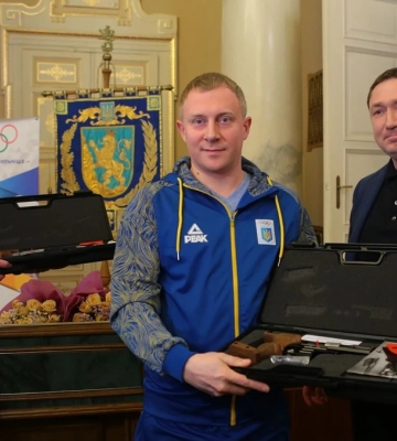 Начальник ЛОВА нагородив чотирьох спортсменів пістолетами