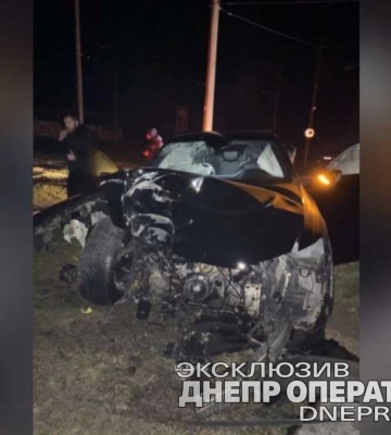У Дніпрі на Перемозі Audi влетів у стовп: відео моменту ДТП