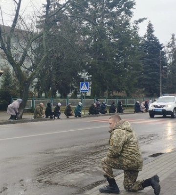 Повернувся додому востаннє: в Шацьку навколішки зустріли Героя Олександра Костюка 
