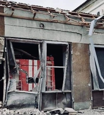Обстріл Херсона: пошкоджено пожежну частину і авто рятувальників. ФОТОрепортаж