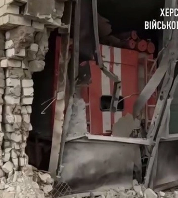 Обстріл Херсона: пошкоджено пожежну частину і авто рятувальників. ФОТОрепортаж
