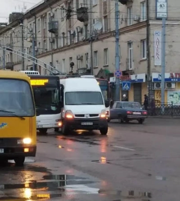 У центрі Рівного в ДТП потрапила маршрутка та автобус
