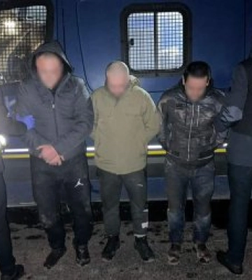Закарпатські поліцейські затримала групу зловмисників, які обкрадали автомобілі ужгородців