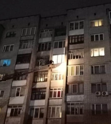 У Луцьку жінка застрягла в квартирі: рятувальники краном піднімали їй ключ (відео)