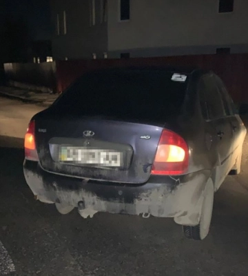 На Вінниччині молода жінка переходила дорогу і потрапила під легковик