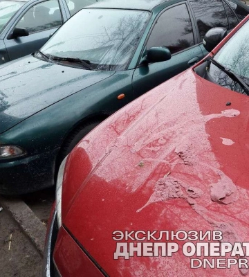 У Дніпрі на лівому березі вандали продовжують спотворювати автомобілі кислотою 
