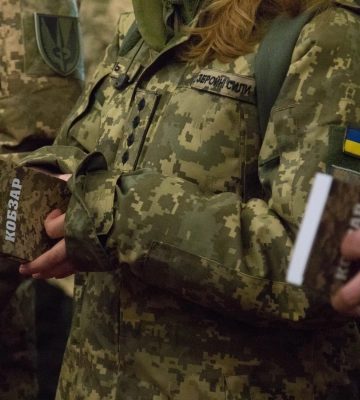Украинские защитники получили в подарок «Кобзарь» Шевченко в камуфляже – ОК «Север»