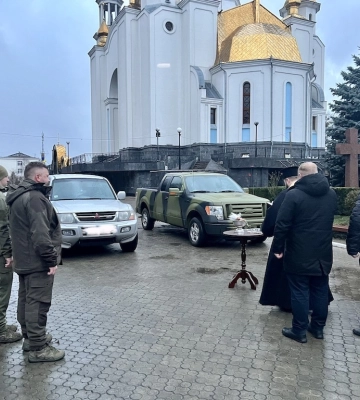 У Рівному Іларіон освятив автомобіль для ЗСУ, який допомогли придбати канадські українці ФОТО