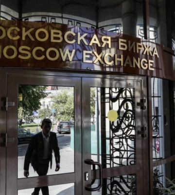 Росія збирається збільшити побори зі своїх підприємств, зокрема на &quot;переселення&quot; людей з Херсона, – Bloomberg