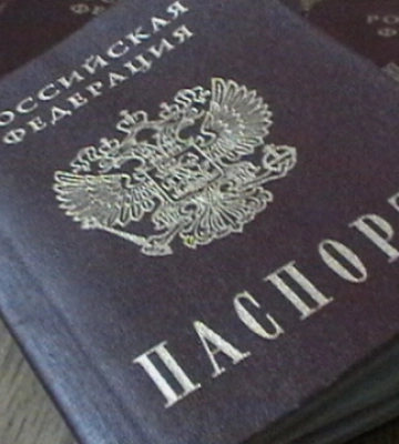 росіянин прикрасив свій паспорт національною символікою України