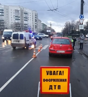 У Луцьку Volkswagen на переході збив жінку. Фото