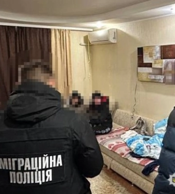 Викрито сутенерів, які втягували у проституцію переселенок