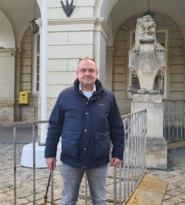 У Львові нідерландець Ксандер Дебур оплатив лікування 12-річної маріуполянки з розбомбленого драмтеатру