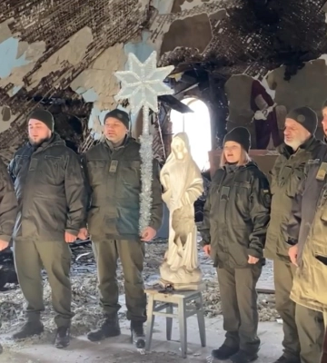 Вертеп-фест у Харкові: бійці НГУ заспівали колядку в розбитому храмі (відео)