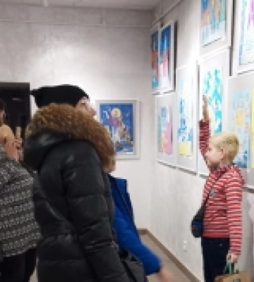 У Луцькій художній школі триває виставка дитячих малюнків. ФОТО