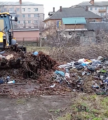 Біля будинку культури на Рівненщині влаштували сміттєзвалище