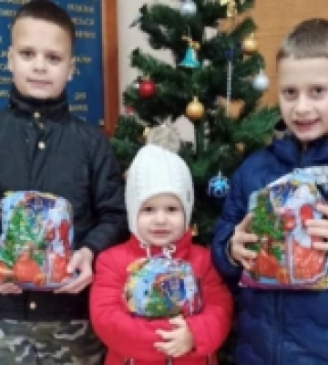 В Острозі за кошти з фонду міськради придбали подарунки дітям