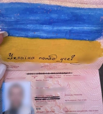 &quot;Україна понад усе&quot;: на Київщині чоловік креативно розмалював свій російський паспорт