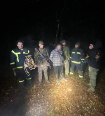 Впав з обриву: на Закарпатті врятували &quot;ухилянта&quot;, який тікав від прикордонників (ВІДЕО)